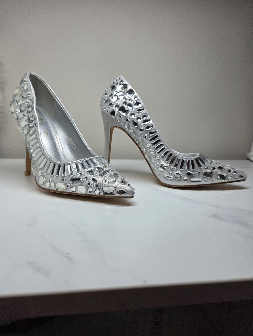 Mata Shoes Reality Check Silver Rhinestone Jeweled Pointed Toe Pumps Size 6 NWOB
